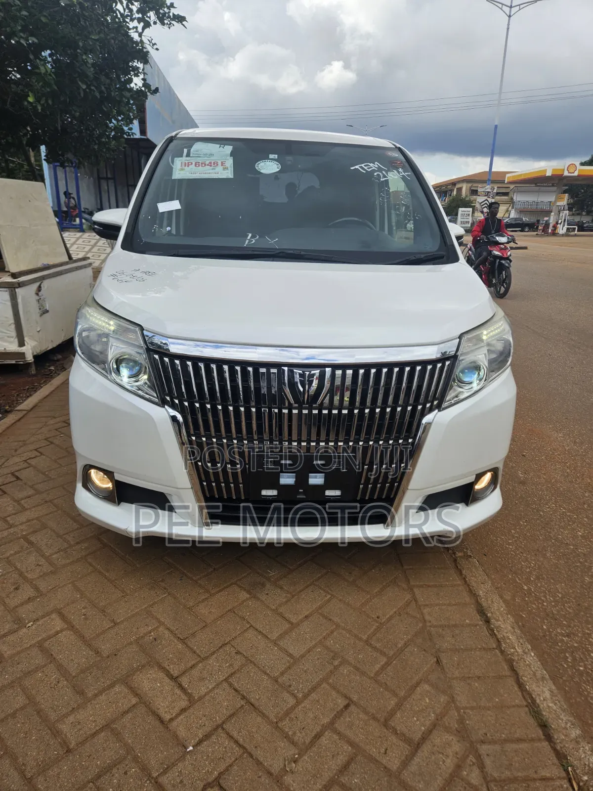 Toyota Esquire 2.0 FWD (8 seater) 2016 White