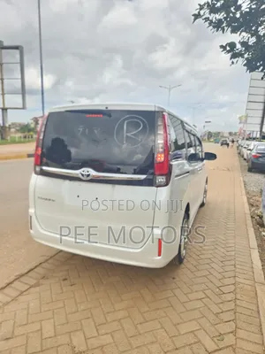 Toyota Esquire 2.0 FWD (8 seater) 2016 White