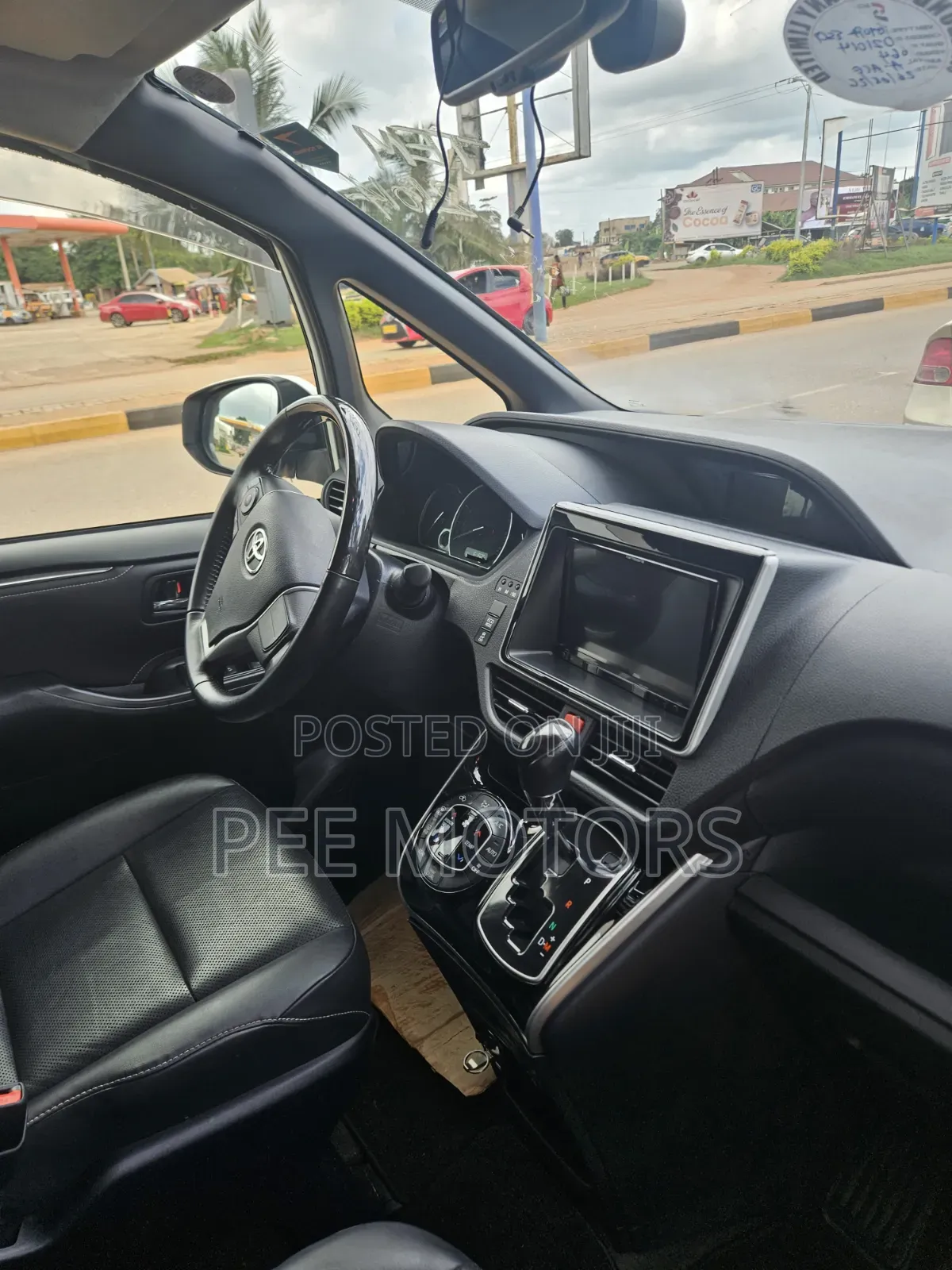 Toyota Esquire 2.0 FWD (8 seater) 2016 White