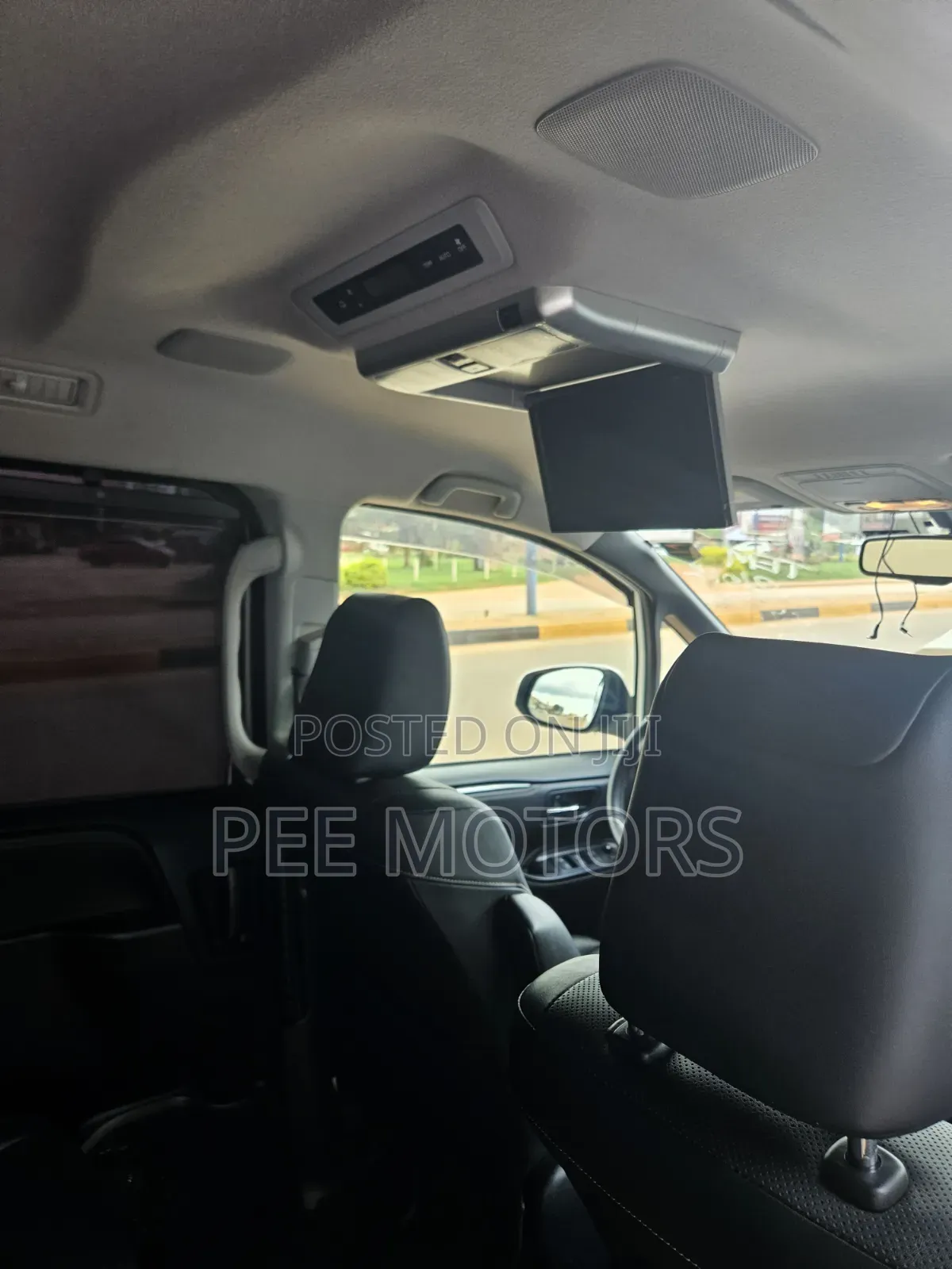 Toyota Esquire 2.0 FWD (8 seater) 2016 White