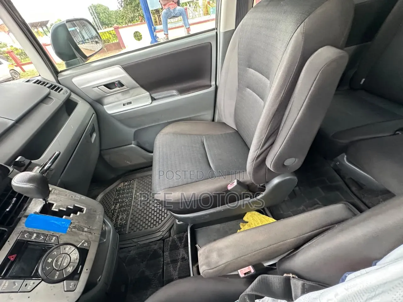 Toyota Voxy X 2WD 8-Seater 2013 Black