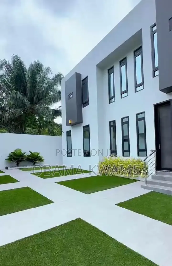 6bdrm Mansion in Laryea Homes, Aburi for sale
