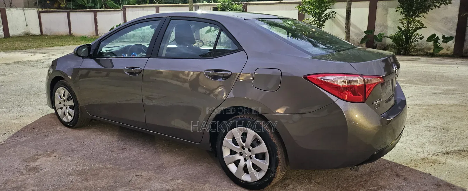 Toyota Corolla LE (1.8L 4cyl 2A) 2018 Brown