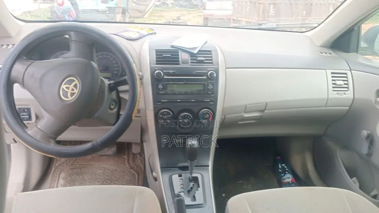 Toyota Corolla LE 4dr Sedan (1.8L 4cyl 4A) 2010 Silver
