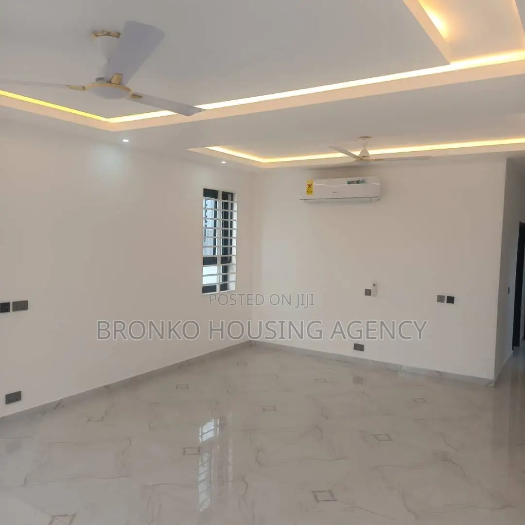4bdrm House in Bronko Agency, Sakumono for rent