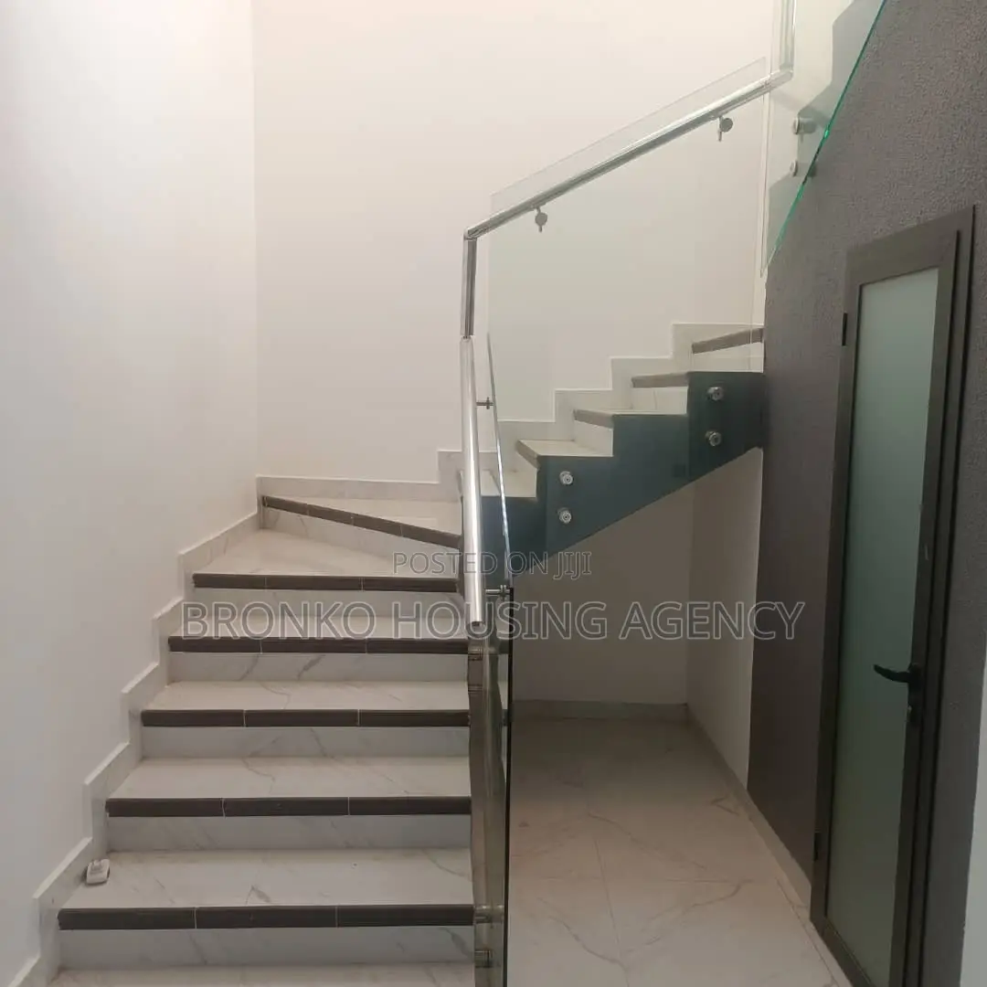 4bdrm House in Bronko Agency, Sakumono for rent