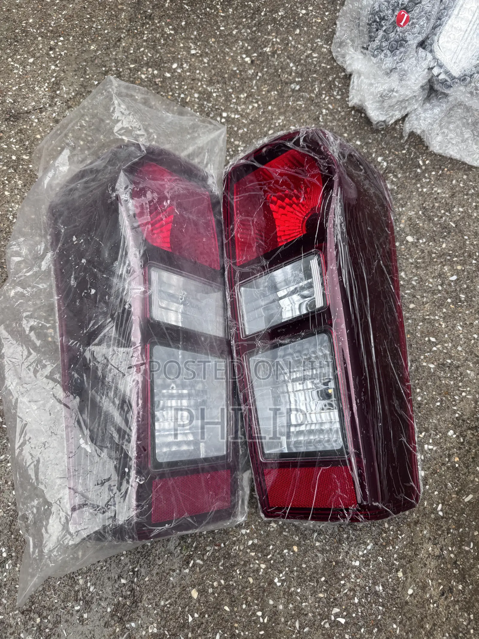 Isuzu DMAX Tail Light Pair