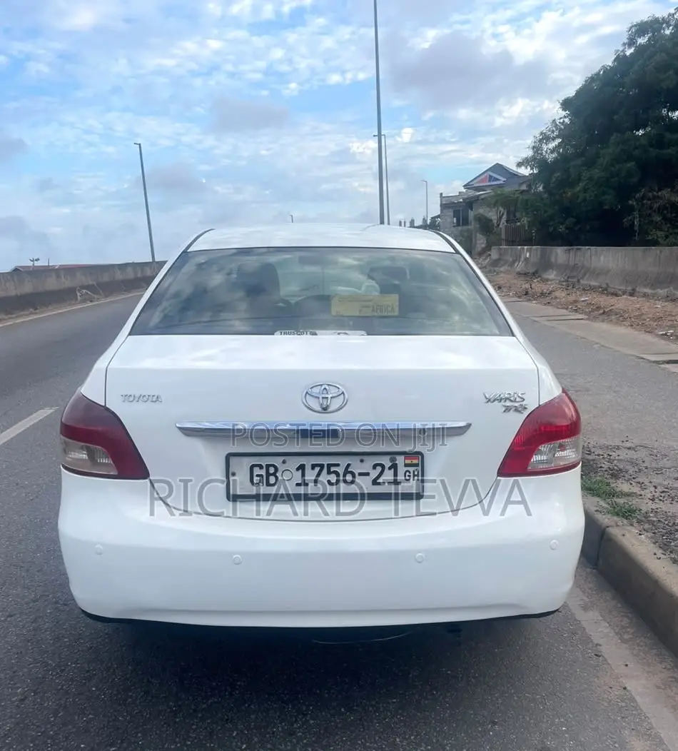 Toyota Yaris Base Sedan 4dr 2010 White