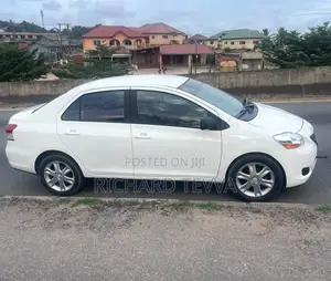 Toyota Yaris Base Sedan 4dr 2010 White