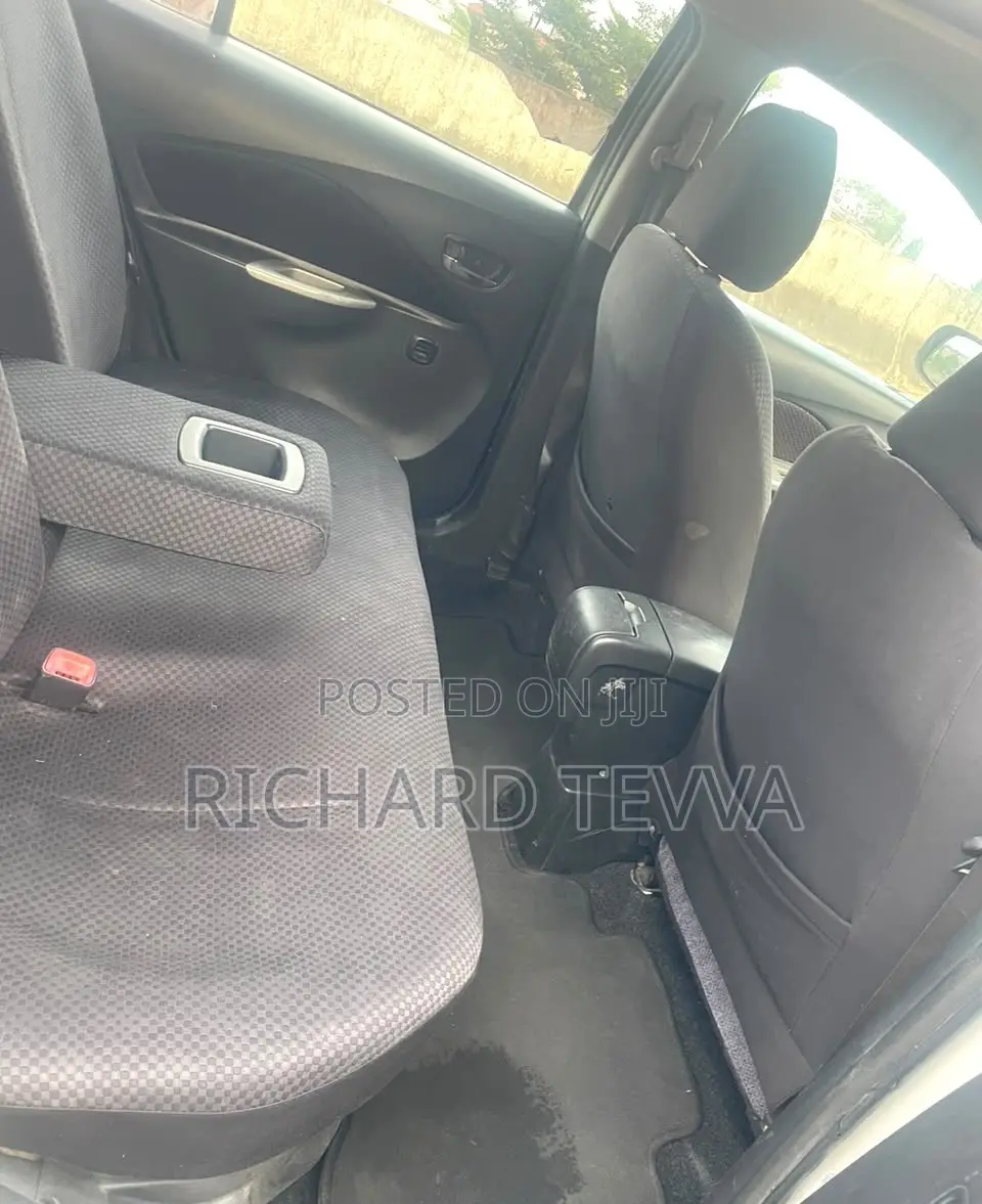 Toyota Yaris Base Sedan 4dr 2010 White