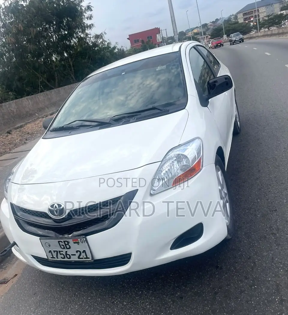 Toyota Yaris Base Sedan 4dr 2010 White