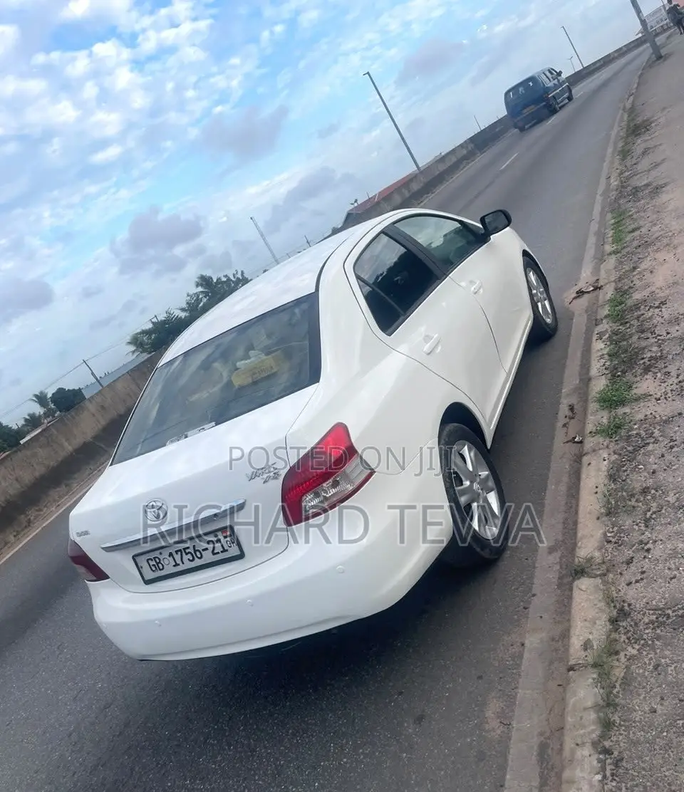 Toyota Yaris Base Sedan 4dr 2010 White