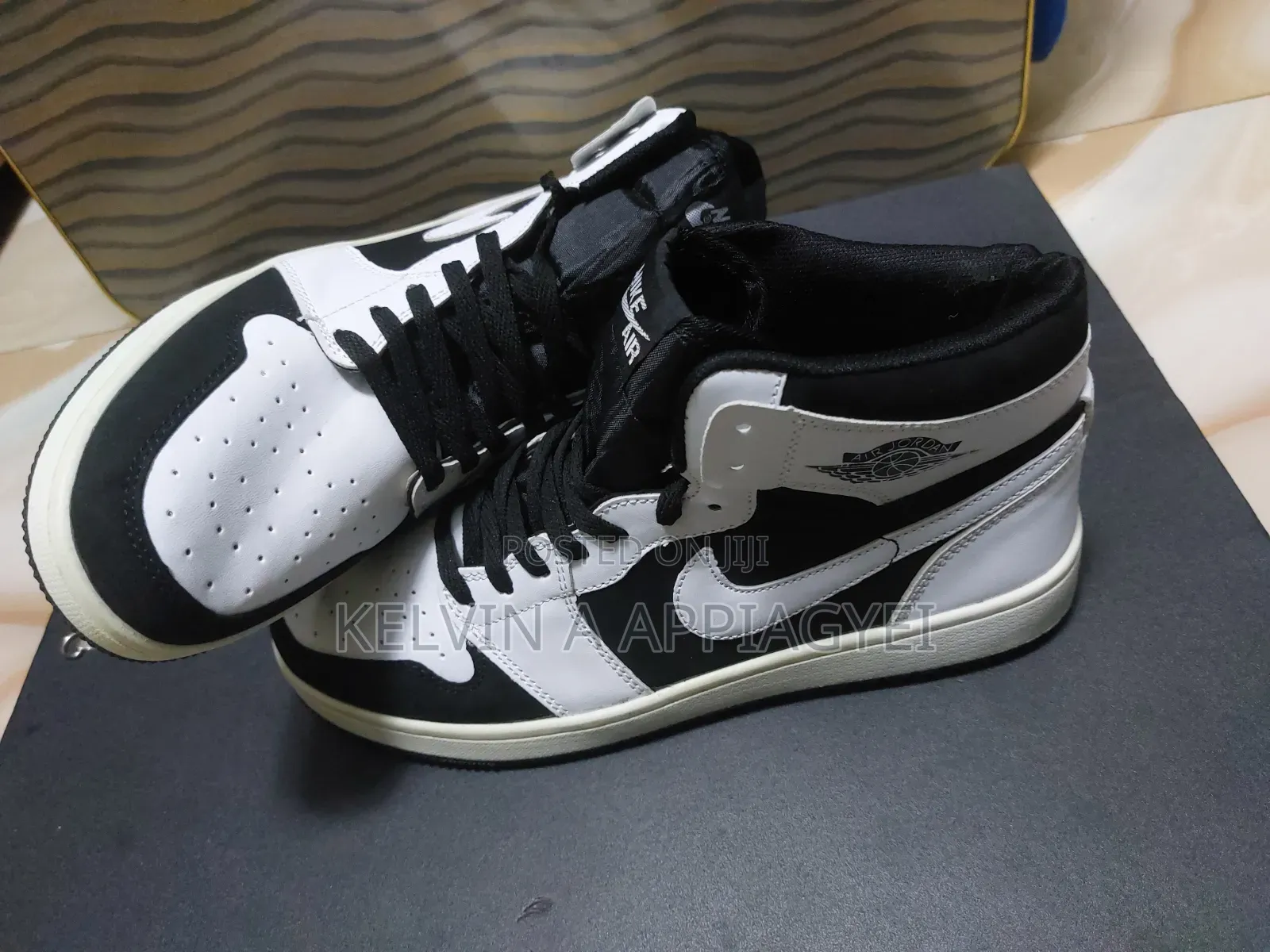 Air Jordan 1 High Black/White