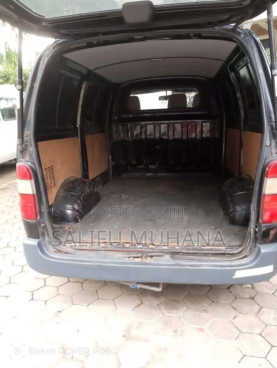 Toyota HiAce 2004 Black