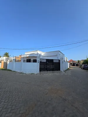 3bdrm Bungalow in Baatsona Spintex for sale