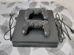 Play Station 4 Slim
