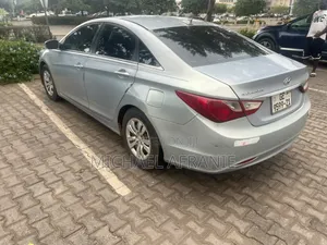 Hyundai Sonata GLS Sedan FWD (2.4L 4cyl 6A) 2013