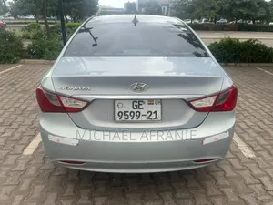 Hyundai Sonata GLS Sedan FWD (2.4L 4cyl 6A) 2013