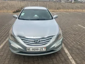 Hyundai Sonata GLS Sedan FWD (2.4L 4cyl 6A) 2013