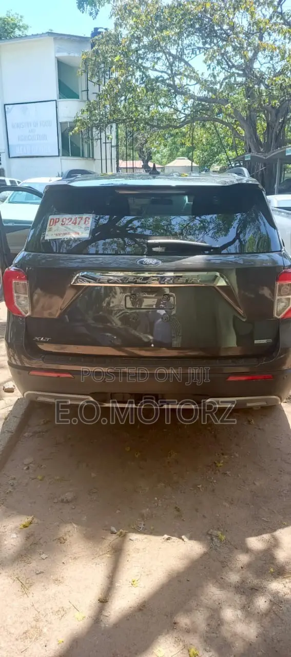 Ford Explorer XLT 4x4 2020 Gray