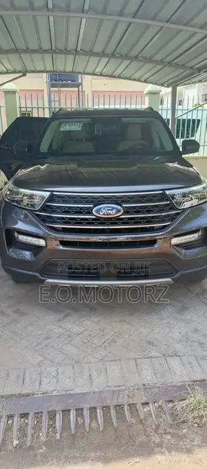 Ford Explorer XLT 4x4 2020 Gray
