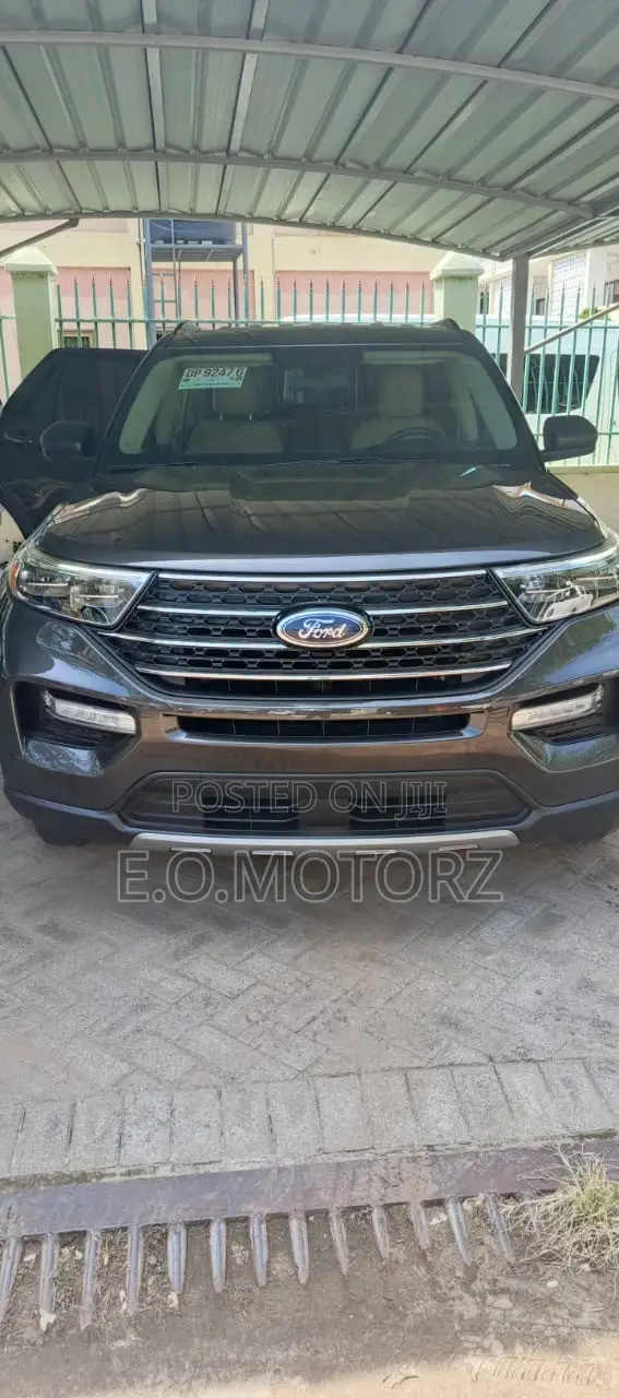 Ford Explorer XLT 4x4 2020 Gray