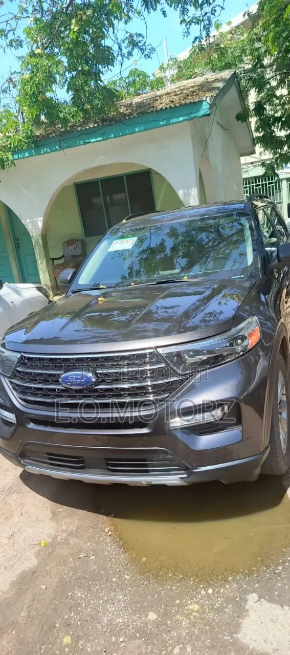 Ford Explorer XLT 4x4 2020 Gray