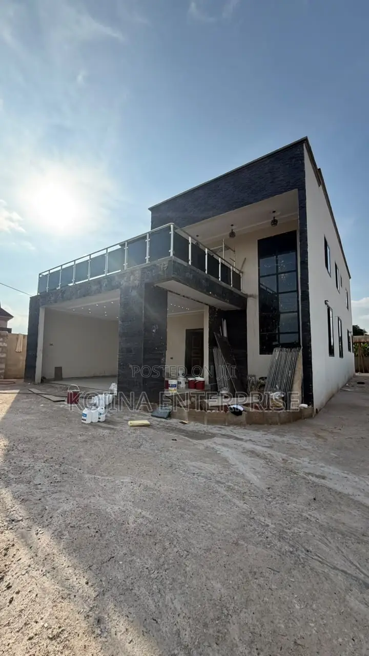5bdrm Townhouse/Terrace in Brofoyedru, Kumasi Metropolitan for sale