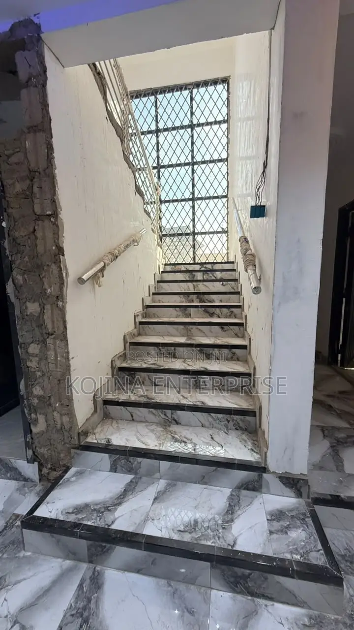 5bdrm Townhouse/Terrace in Brofoyedru, Kumasi Metropolitan for sale