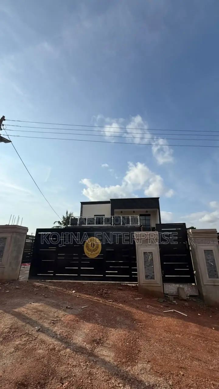 5bdrm Townhouse/Terrace in Brofoyedru, Kumasi Metropolitan for sale