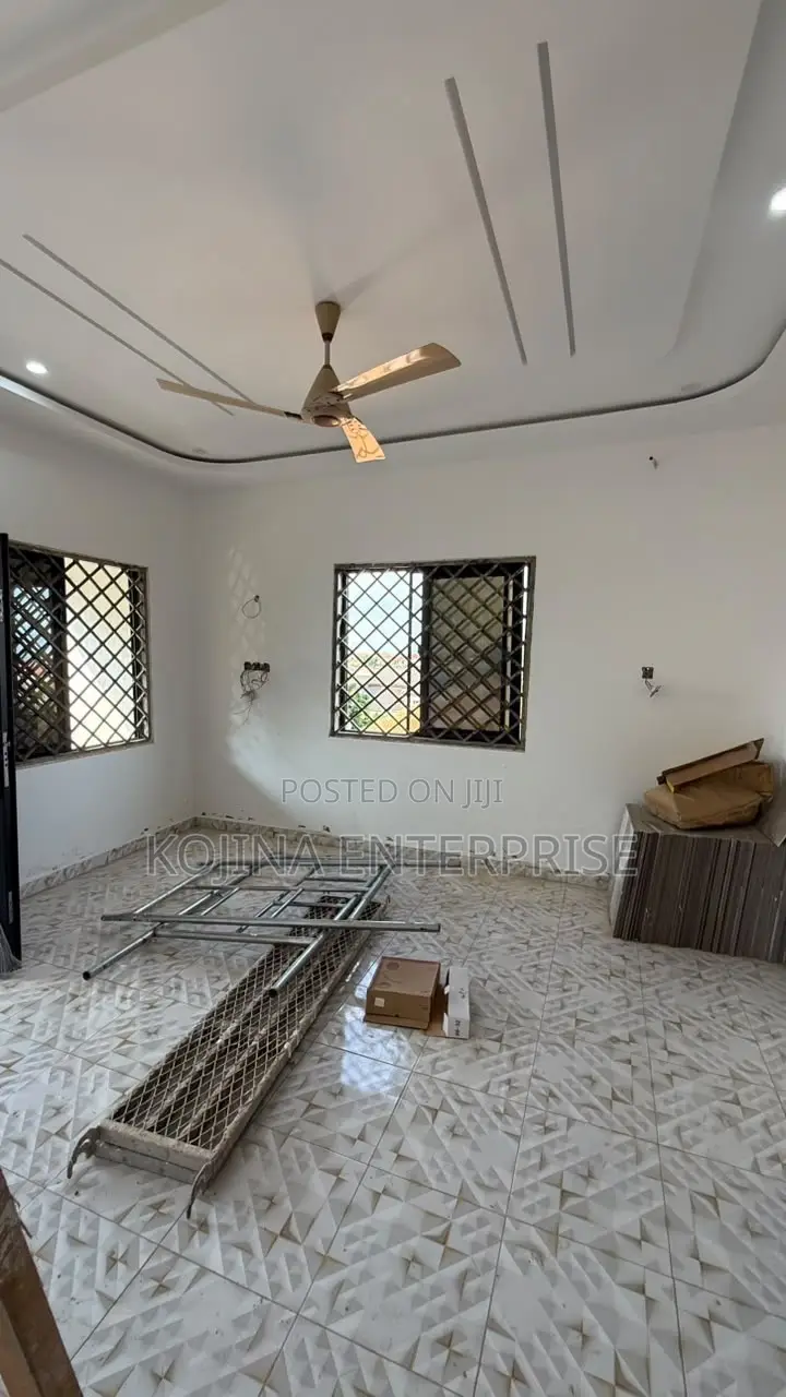 5bdrm Townhouse/Terrace in Brofoyedru, Kumasi Metropolitan for sale