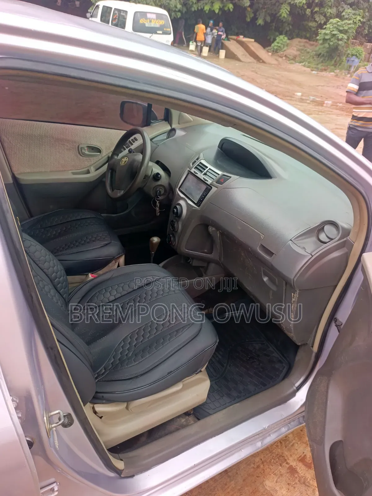 Toyota Vitz 2010 Silver