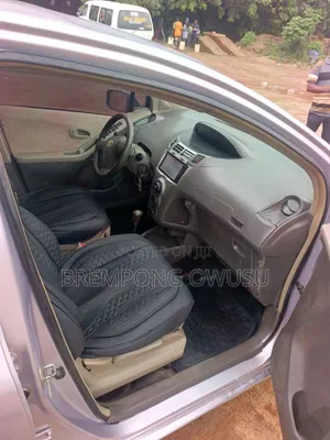 Toyota Vitz 2010 Silver