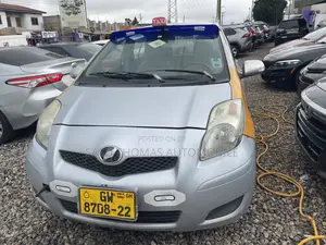 Toyota Vitz 2010 Silver
