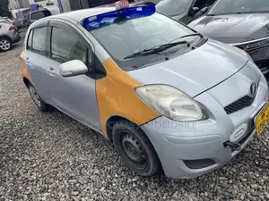 Toyota Vitz 2010 Silver