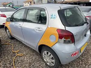 Toyota Vitz 2010 Silver