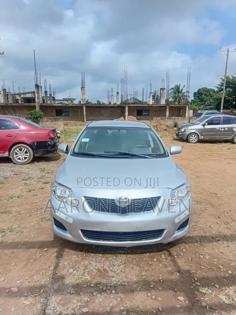 Toyota Corolla LE 4dr Sedan (1.8L 4cyl 4A) 2010 Silver