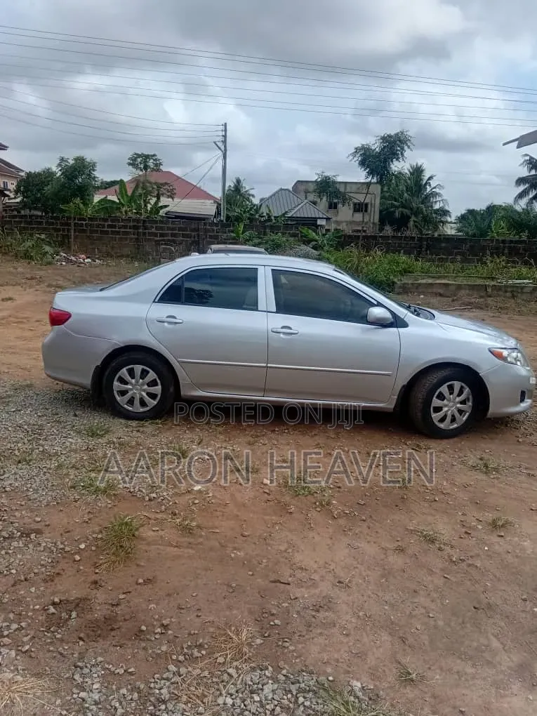 Toyota Corolla LE 4dr Sedan (1.8L 4cyl 4A) 2010 Silver