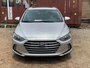 Hyundai Elantra SE Sedan FWD (2.0L 4cyl 6M) 2017 Silver