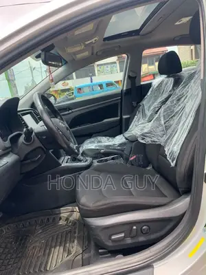 Hyundai Elantra SE Sedan FWD (2.0L 4cyl 6M) 2017 Silver