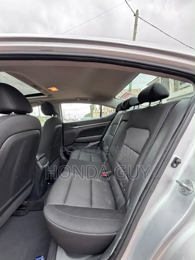 Hyundai Elantra SE Sedan FWD (2.0L 4cyl 6M) 2017 Silver