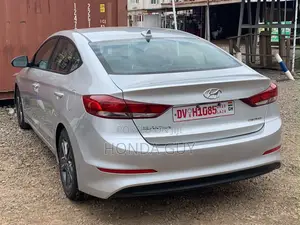 Hyundai Elantra SE Sedan FWD (2.0L 4cyl 6M) 2017 Silver