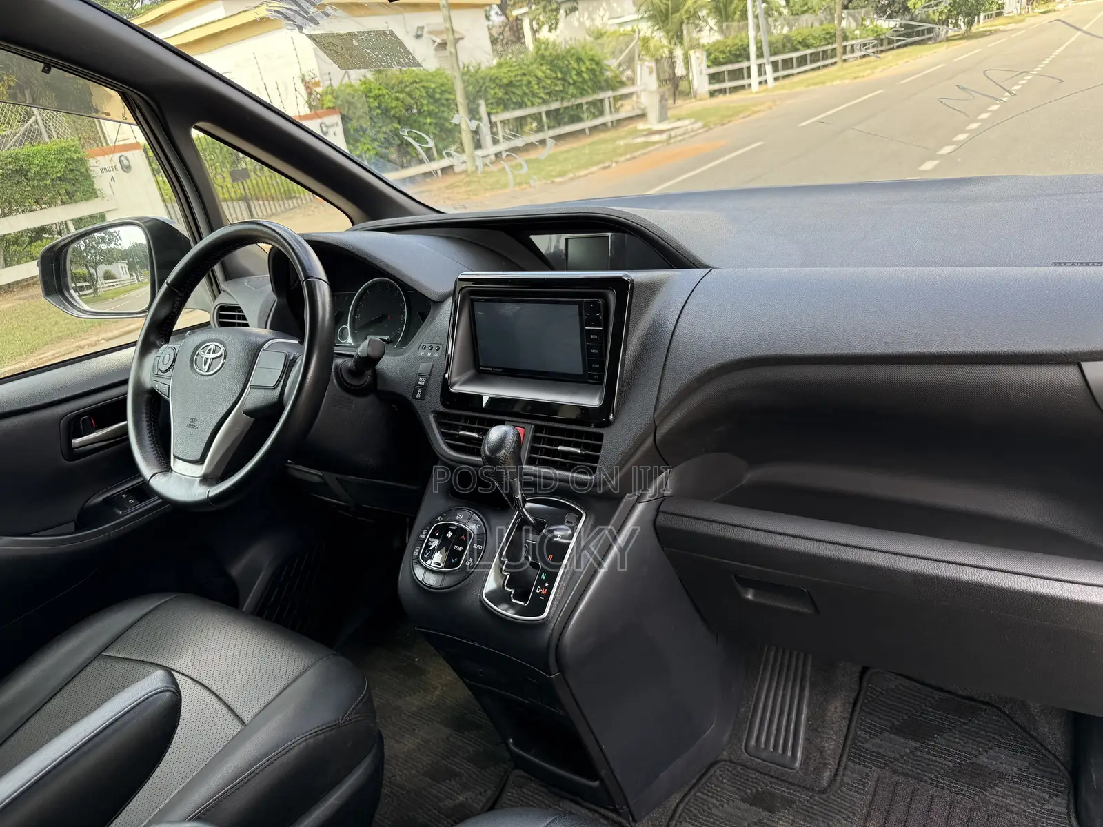 Toyota Voxy V 4WD 7-Seater 2015 Black