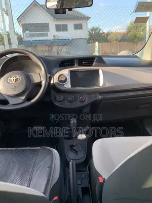 Toyota Vitz 2013 Silver