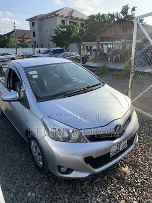 Toyota Vitz 2013 Silver