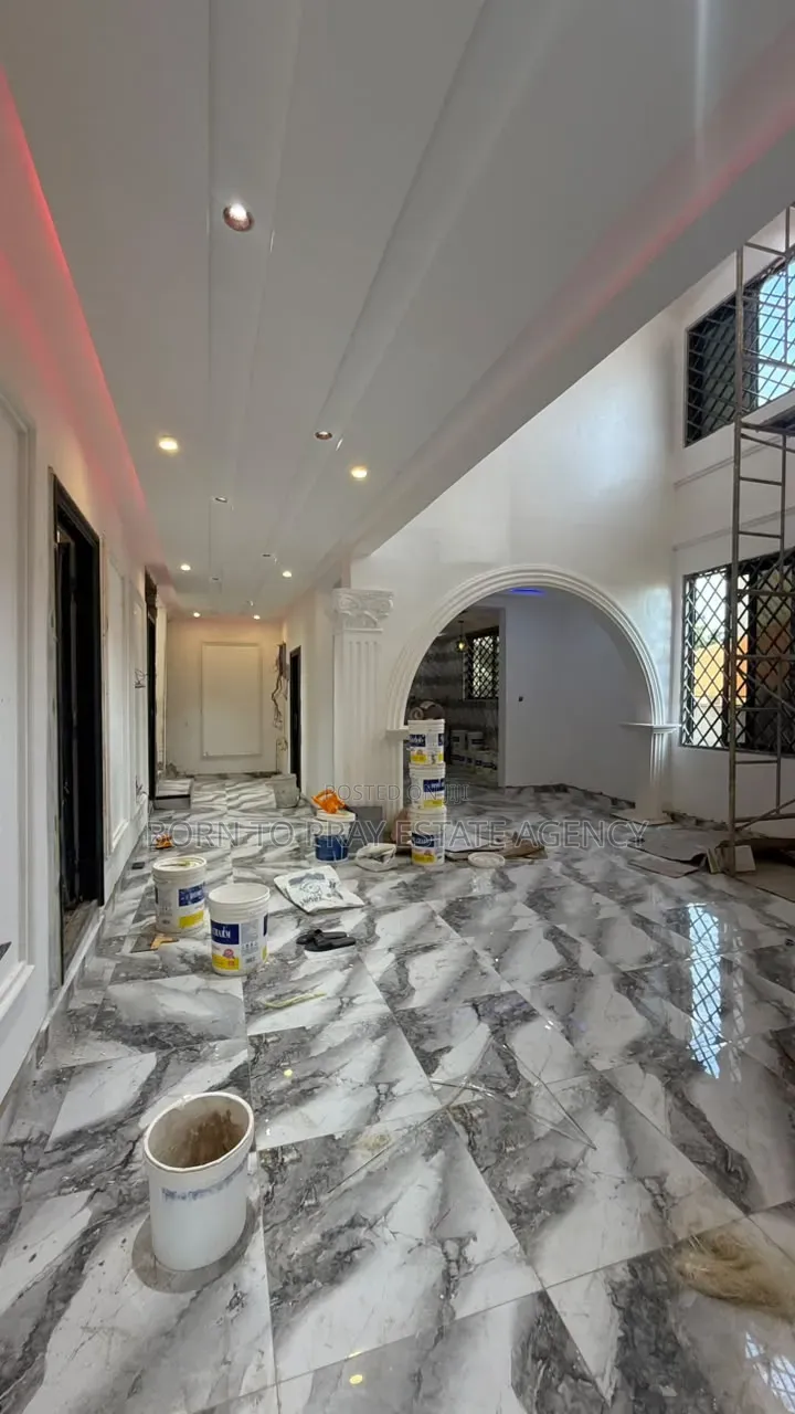 5bdrm House in Bron To Pray Estate, Kumasi Metropolitan for sale