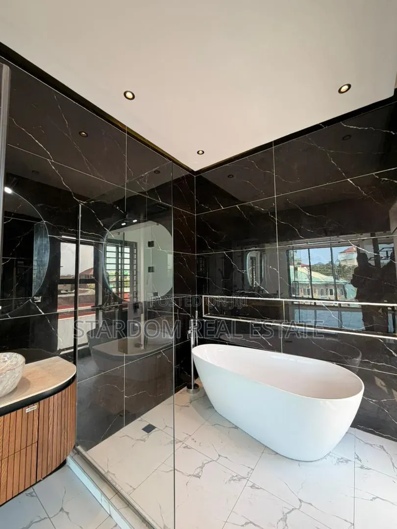 4bdrm Duplex in Lakeside Estate for sale