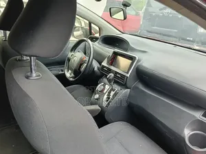 Toyota Sienta 1.5 AWD (6-seater) 2015 Red