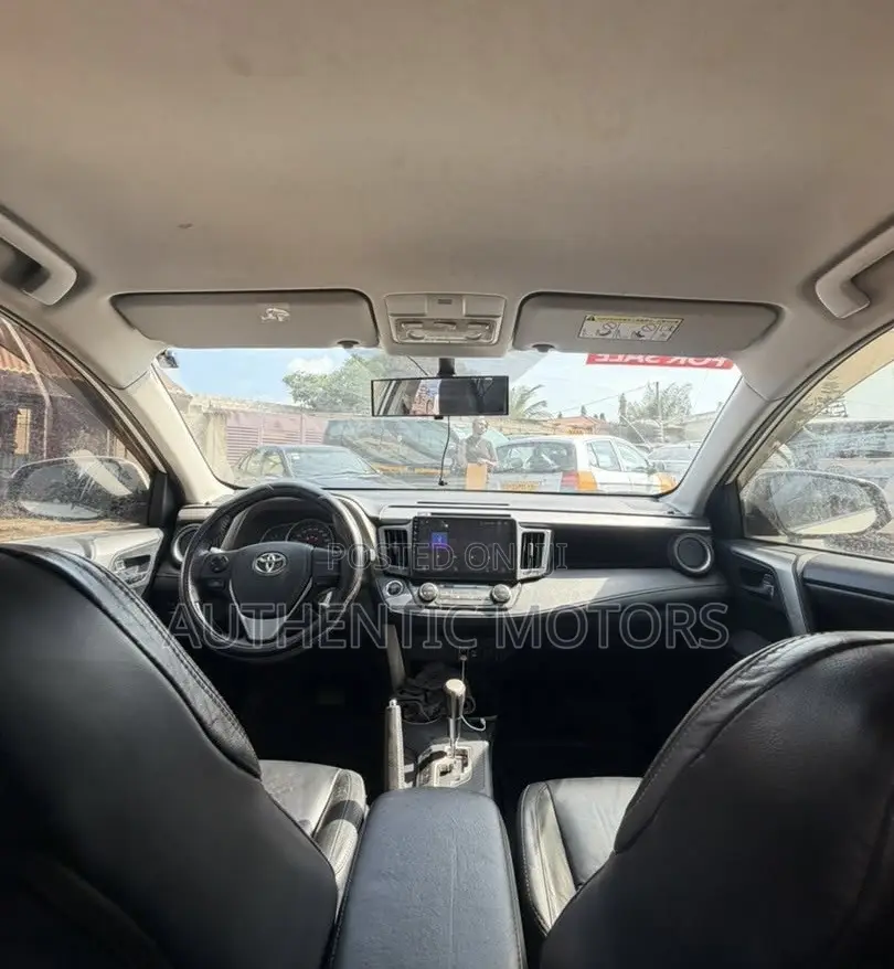 Toyota RAV4 XLE 4dr SUV AWD (2.5L 4cyl 6A) 2015 White