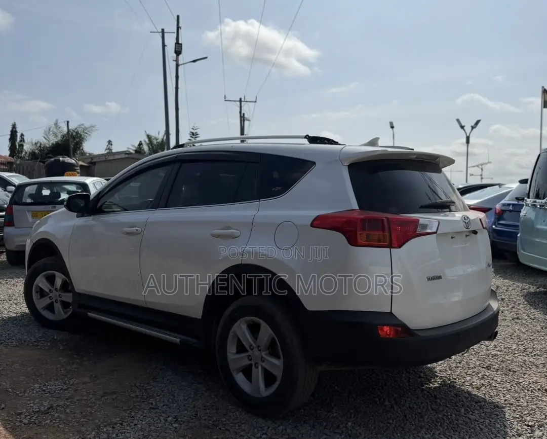 Toyota RAV4 XLE 4dr SUV AWD (2.5L 4cyl 6A) 2015 White